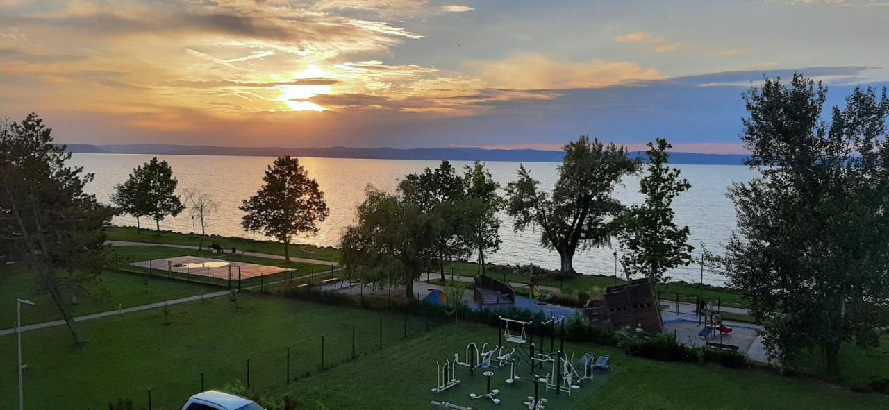 Appartement Csanad Apartman à Siófok Extérieur photo